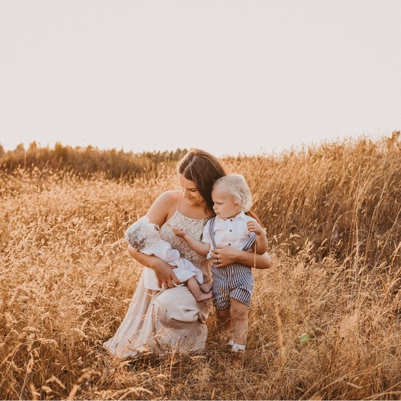 Like this post to be notified when I go live 🫶🏼 - Picture 3 of 5